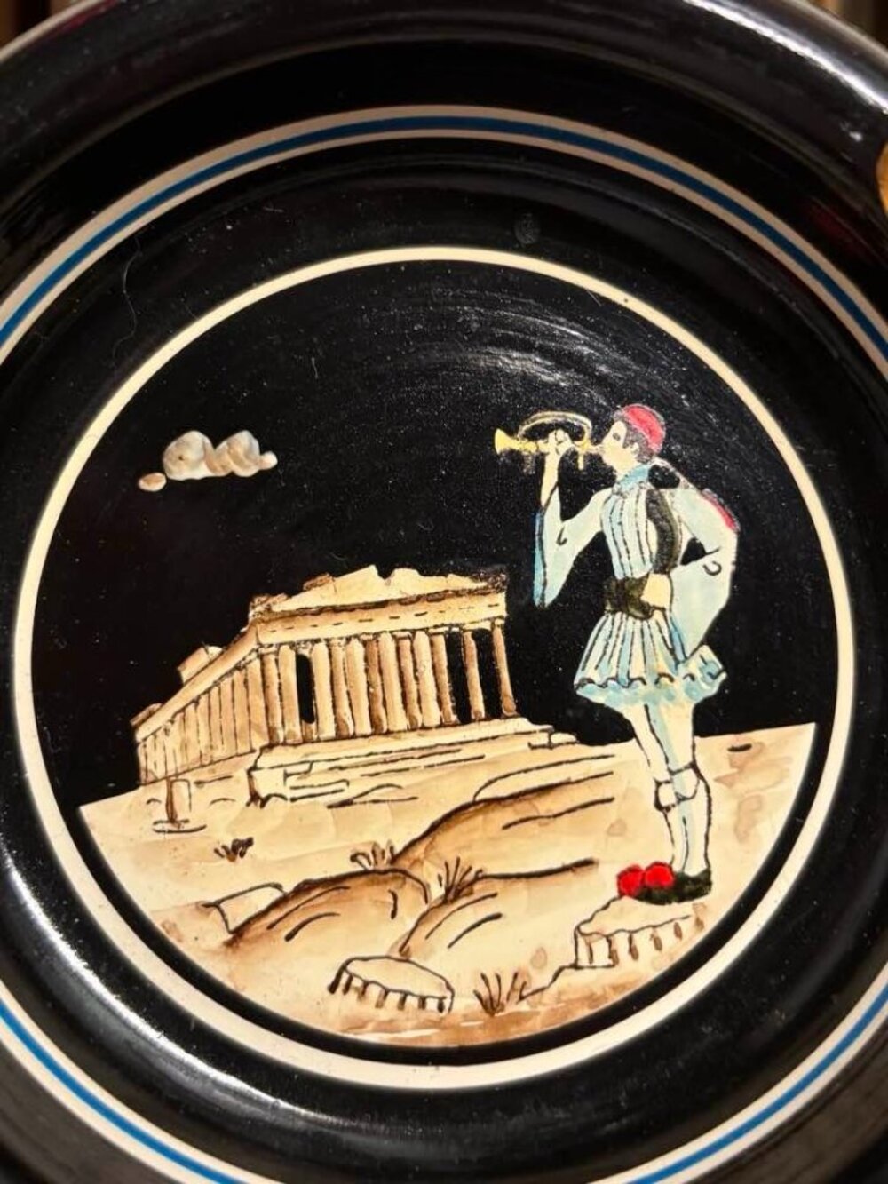 Hand-Painted Greek Ashtray With Parthenon Scene & Evzone Soldier Black & Gold 6. - Picture 6 of 6
